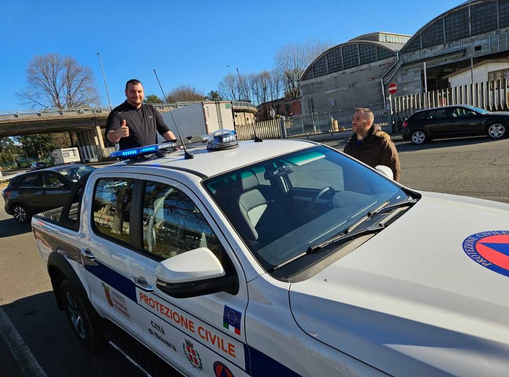 Nuovo pick-up vista anteriore e due dei nostri volontari