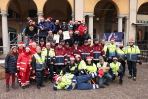 Foto di gruppo con altre associazioni alla Corsa dei Babbi Natale