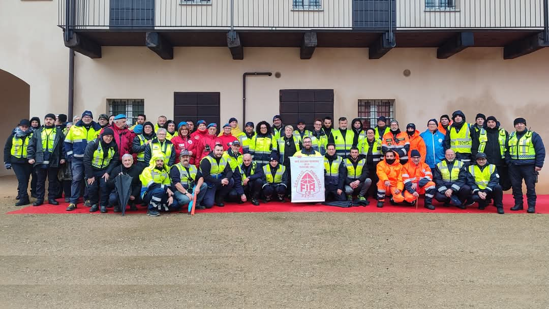 Foto di gruppo delle associazioni FIR CB alla Novara Half Marathon 2025